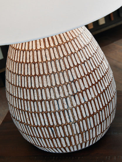 Darrich - Metal Table Lamp - Beige / White
