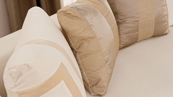 HD-2131 - Loveseat - White / Gold