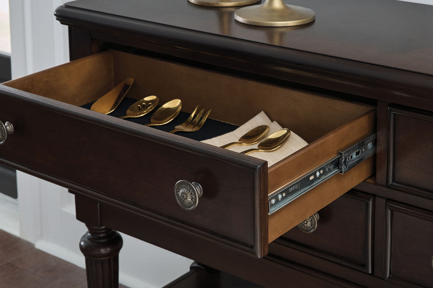 Lavinton - Dining Room Server - Brown