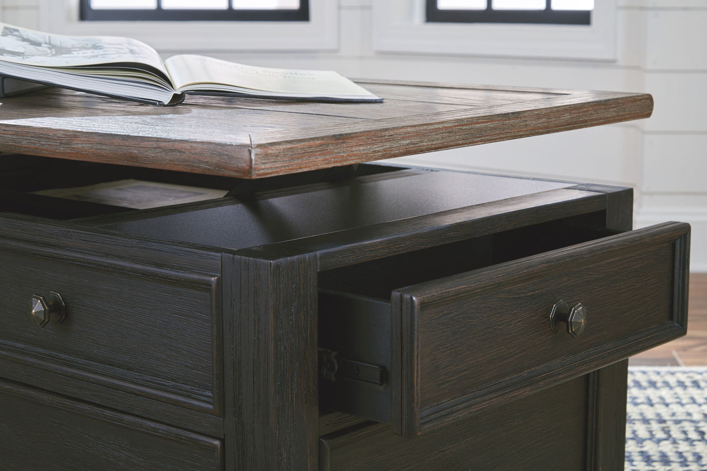 Tyler Creek - Lift Top Cocktail Table - Grayish Brown / Black